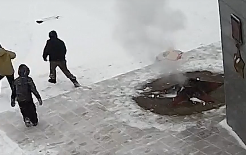 В Подмосковье подростки забросали снегом Вечный огонь В Подмосковье подростки забросали снегом Вечный огонь