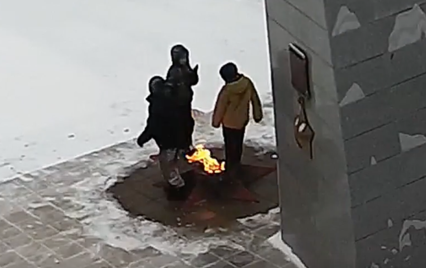 В Подмосковье подростки забросали снегом Вечный огонь