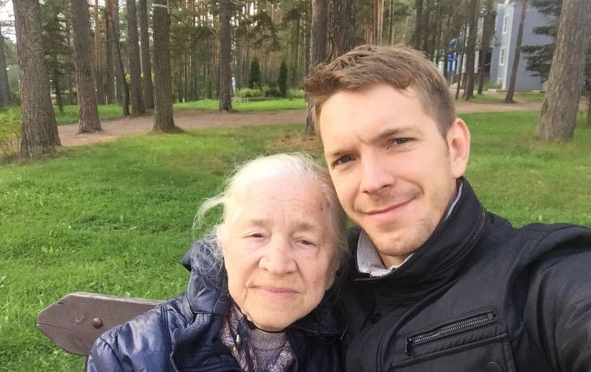 Алексей Маетный с бабушкой, фотоархив. Фото Предоставлено Алексеем Маетным.
