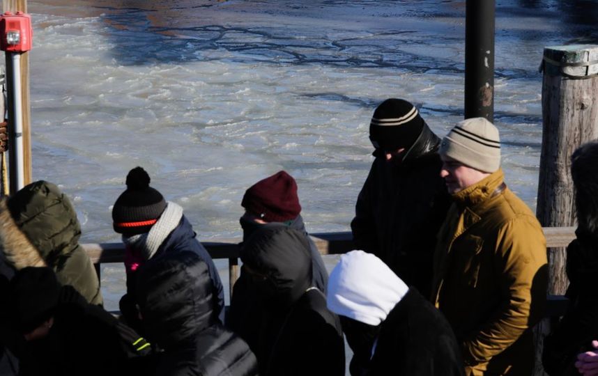 В Эстонии микроавтобус с людьми провалился под лёд. Фото Getty