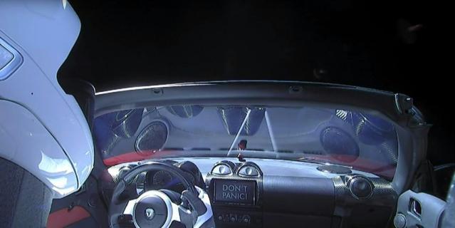 Tesla Roadster в открытом космосе.