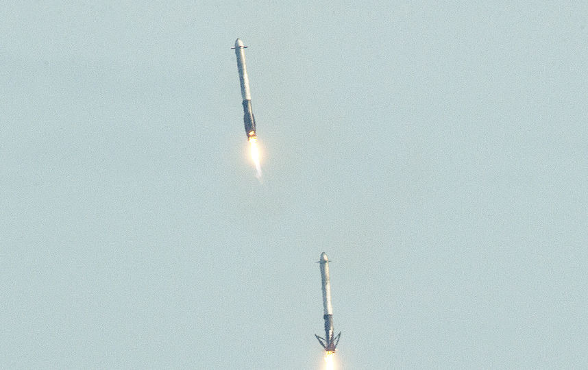 Ускорители ракеты приземляются на платформу в океане. Фото AFP
