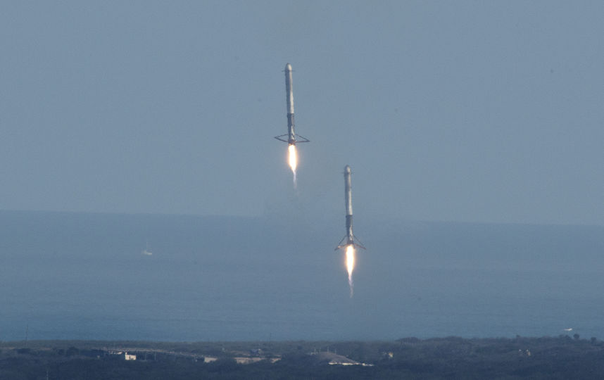 Ускорители ракеты приземляются на платформу в океане.. Фото AFP