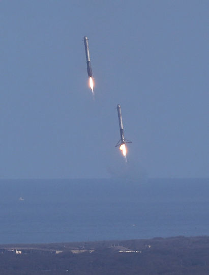 Приземление ускорителей ракеты Falcon Heavy. Фото Getty