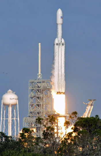 Запуск ракеты Falcon Heavy. Фото AFP