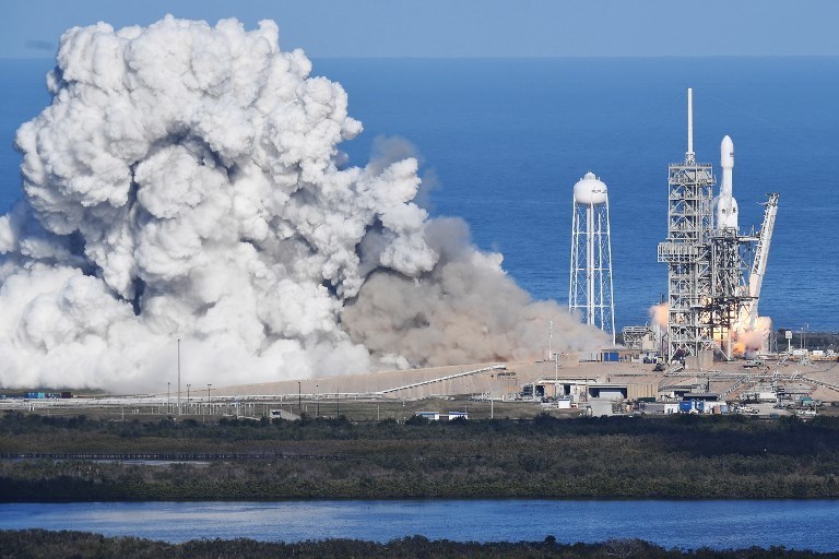 Старт ракета-носителя Falcon Heavy. Фото AFP