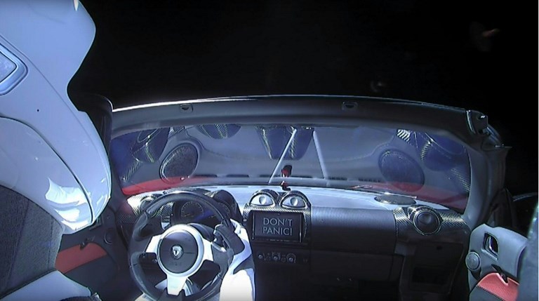 Кадр с видеокамеры из машины Tesla. Фото AFP