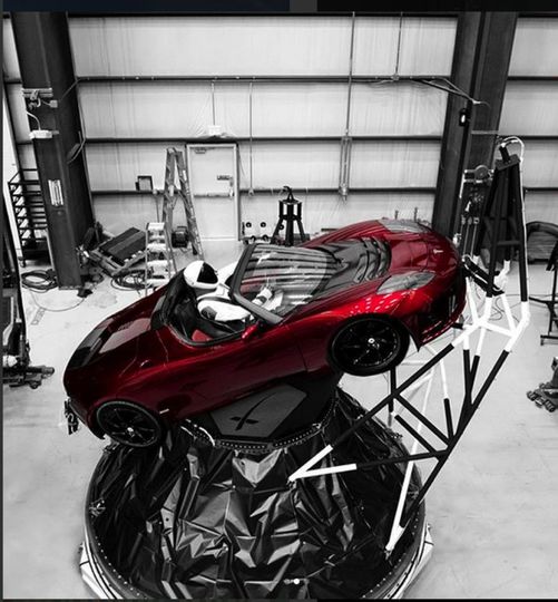 Илон Маск запустил красный родстер Tesla со Стармэном за рулем. Фото https://www.instagram.com/