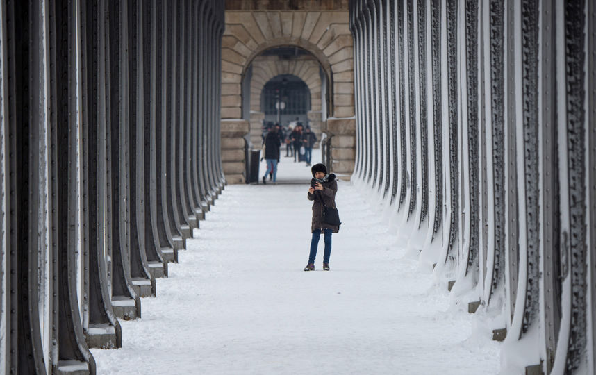В Париже выпал снег. Фото Getty