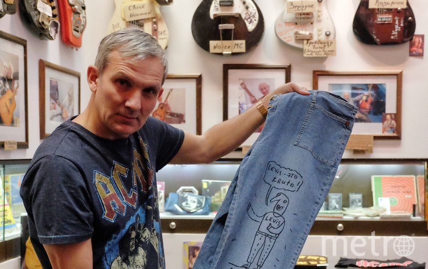 Основатель музея Рустем Валиахметов начал собирать "знаменитые" джинсы много лет назад. Фото Алена Бобрович, "Metro"