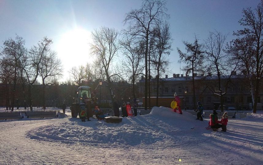 Маленькие петербуржцы отбили снежную горку у коммунальщиков. Фото Центральный район за комфортную среду обитания.