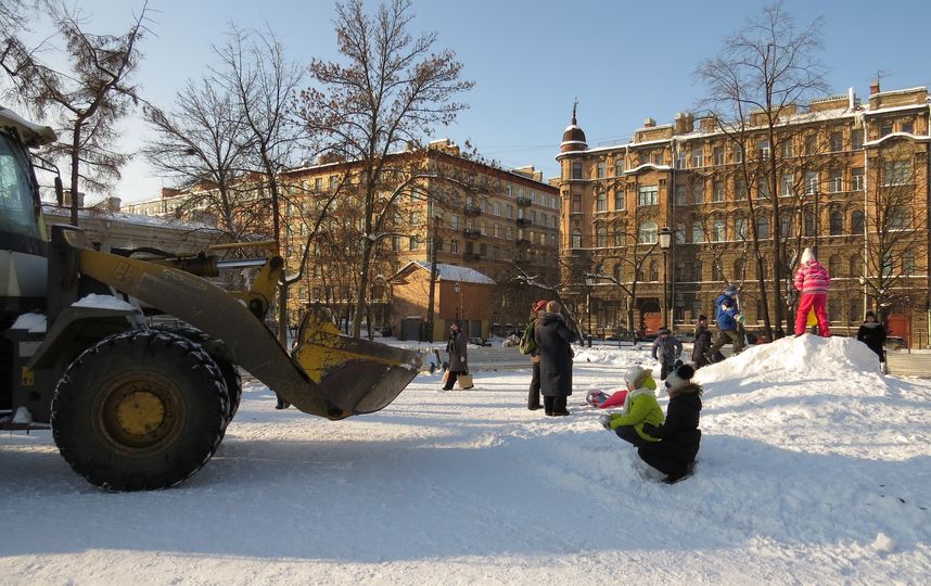 Маленькие петербуржцы отбили снежную горку у коммунальщиков. Фото Центральный район за комфортную среду обитания.