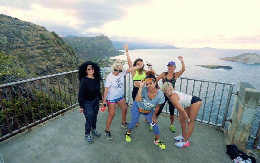 Представительницы движения SuperShe на отдыхе в Каилуа-Кона, Гавайи (США). Фото Super She, Скриншот Youtube
