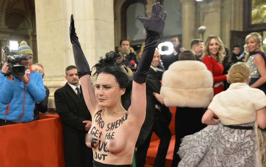 Голая активистка пришла на Венский бал. Фото AFP