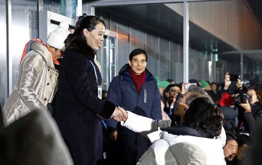 Сестра Ким Чен Ына жмёт руку президену Южной Кореи. Фото Getty