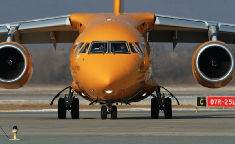 Самолет Ан-148-100В авиакомпании "Саратовские авиалинии" в аэропорту Владивостока. Фото РИА Новости