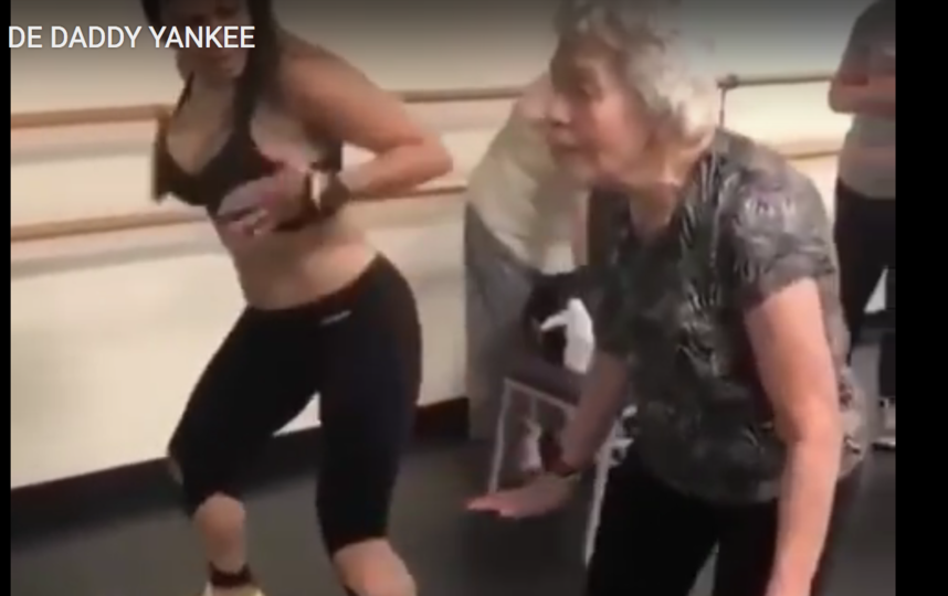90-летняя бабушка очаровала Сеть зажигательным танцем. Фото Все - скриншот YouTube