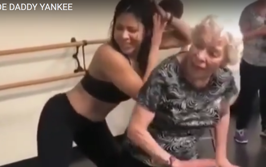 90-летняя бабушка очаровала Сеть зажигательным танцем. Фото Все - скриншот YouTube