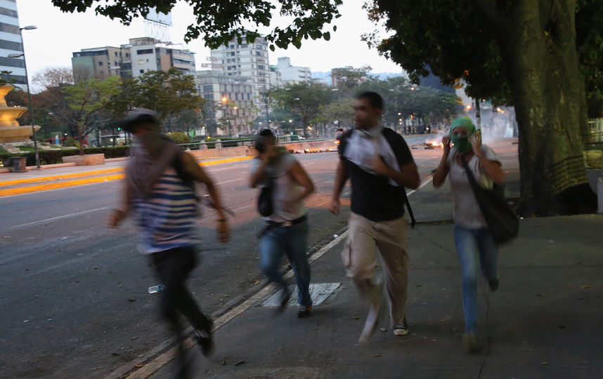 В Венесуэле неизвестный обстрелял карнавальное шествие. Фото Getty