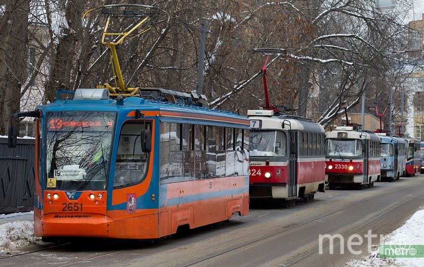 Трамвай столкнулся с экскаватором на юго-западе Москвы