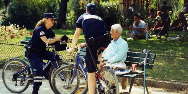 Фотография с полицейскими велосипедистами. Фотография с полицейскими велосипедистами.