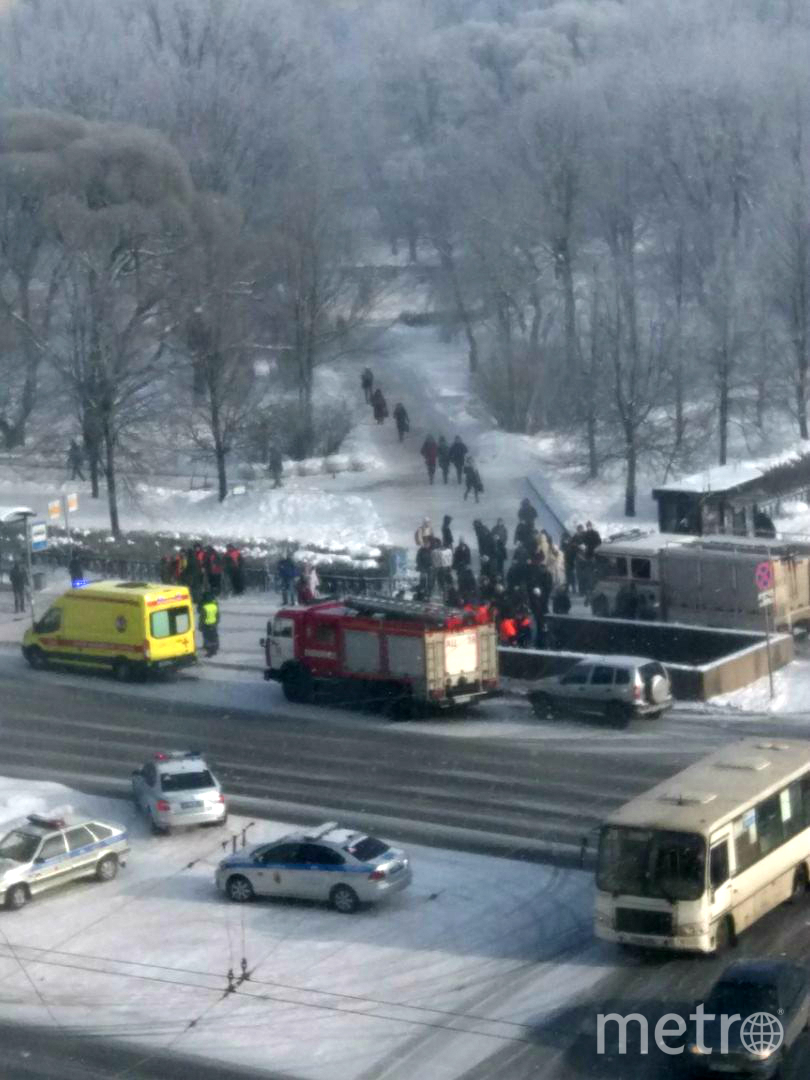 Авто влетело в подземный переход в метро 