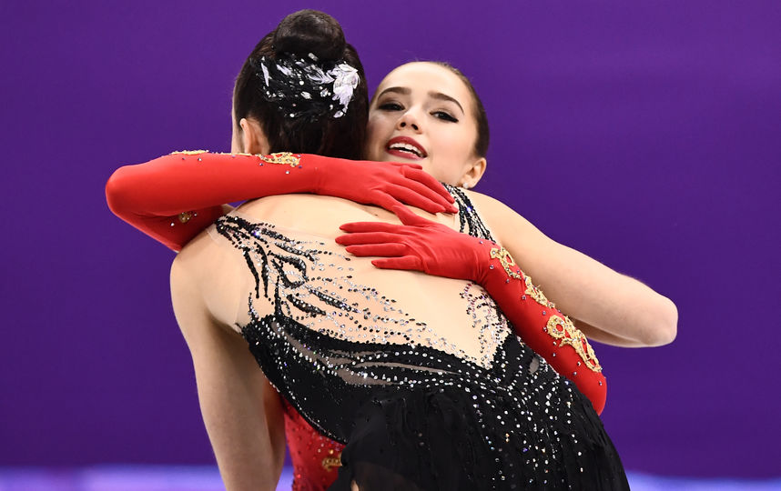Алина Загитова и Евгения Медведева соперничают только на льду. Фото AFP