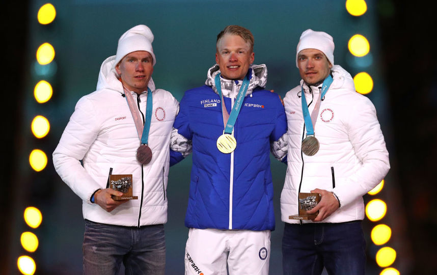 Во время торжественного награжения свои медали получили лыжники Александр Большунов и Андрей Ларьков. Фото Getty