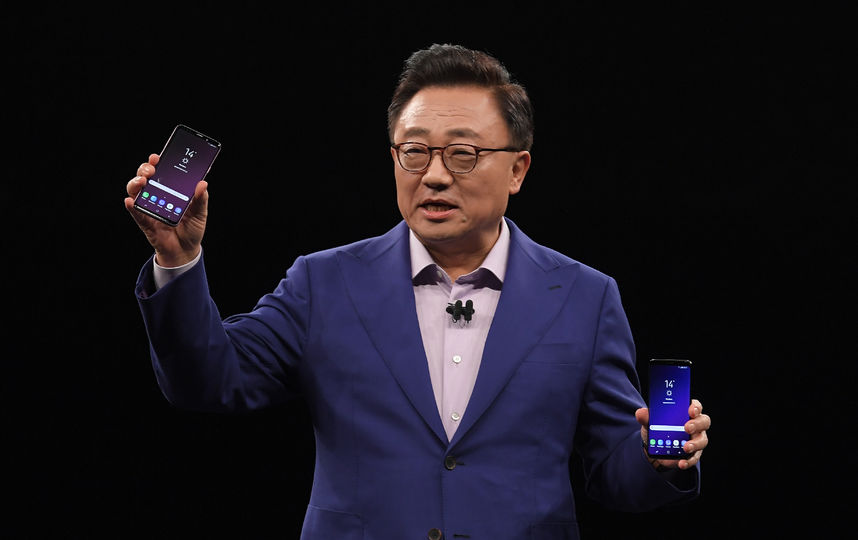 В воскресенье компания Samsung представила на презентации в Барселоне свои новые смартфоны Galaxy S9 и S9 Plus. Фото AFP