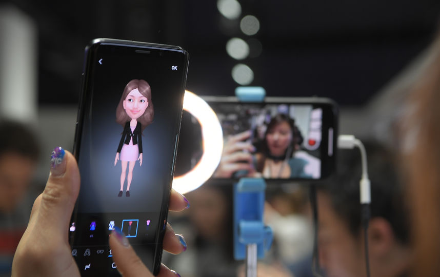 В воскресенье компания Samsung представила на презентации в Барселоне свои новые смартфоны Galaxy S9 и S9 Plus. Фото AFP