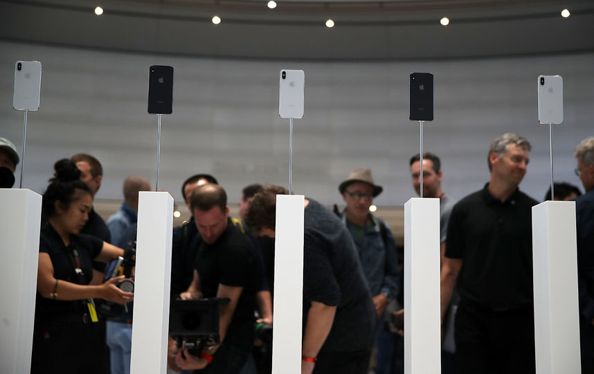 iPhone X стал самым дорогим среди смартфонов Apple. Фото Getty