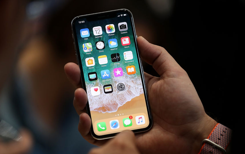 iPhone X стал самым дорогим среди смартфонов Apple. Фото Getty