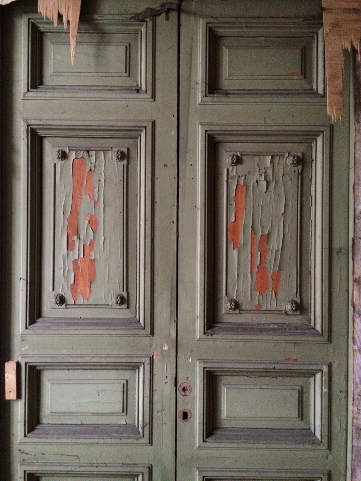 Советские двери межкомнатные. Советская дверь. Старая дверь в квартиру. Старинная дверь. Старая Советская дверь.