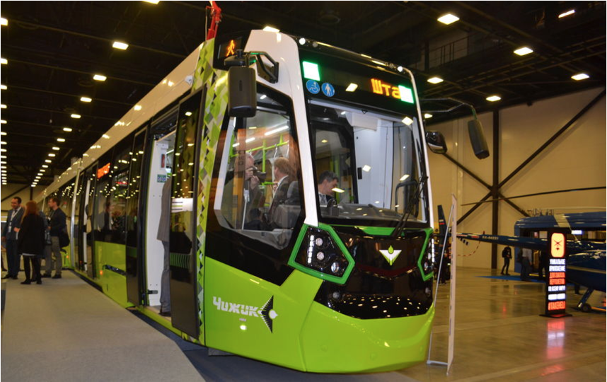 На форуме SmartTRANSPORT 2017 впервые представили трамвай модели "Чижик". Фото "Metro"