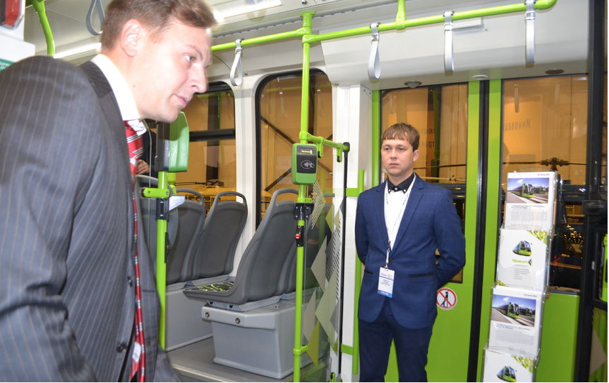 На форуме SmartTRANSPORT 2017 впервые представили трамвай модели "Чижик". Фото "Metro"