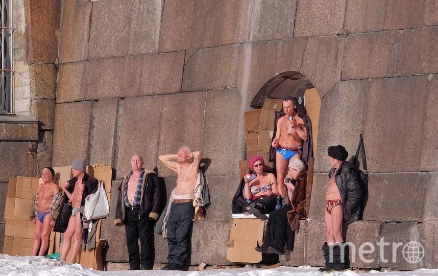 На пляже у тёплой стены Петропавловской крепости выстроились любители загара. Фото Алена Бобрович, "Metro"