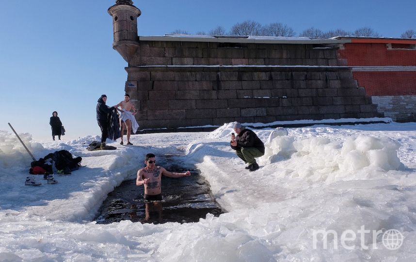 На пляже у тёплой стены Петропавловской крепости выстроились любители загара. Фото Алена Бобрович, "Metro"
