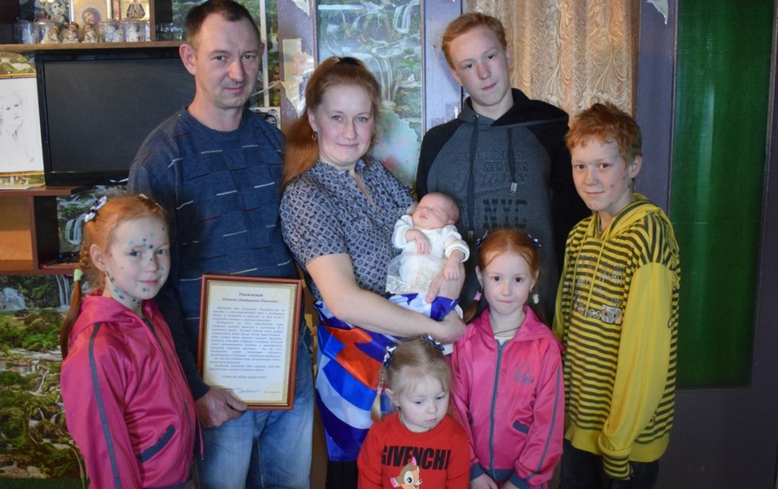Семья Шишкиных назвала шестого ребенка необычным именем - Россия. Фото www.vrnzags.ru
