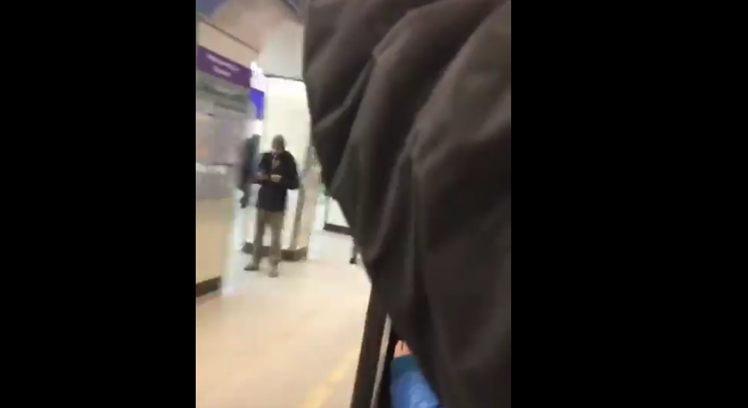 Петербургские школьники совершили экстремальную поездку на метро и сняли все на видео. Фото Все - скриншот YouTube