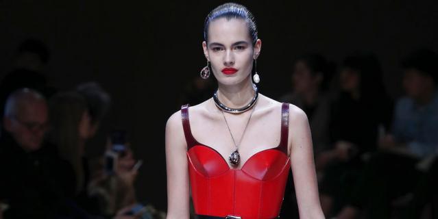 Показ Alexander McQueen. Показ Alexander McQueen.