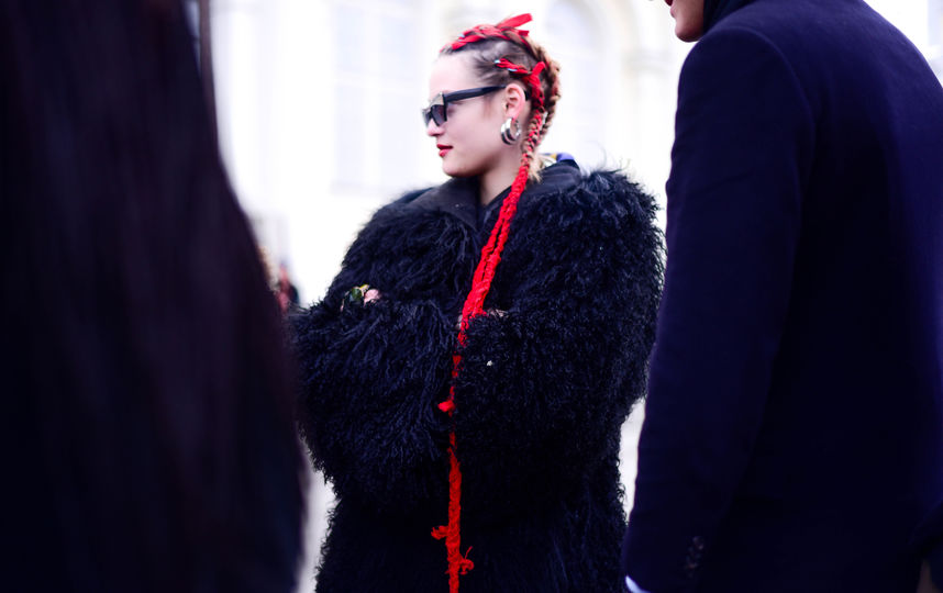 Столичные модники стремятся попасть в объективы фотографов. Фото предоставлено пресс-службой MBFW Russia