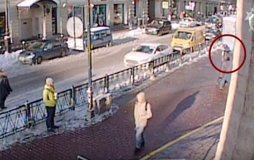 В Сети появилось видео, как мужчина ударил девушку ножом в Петербурге