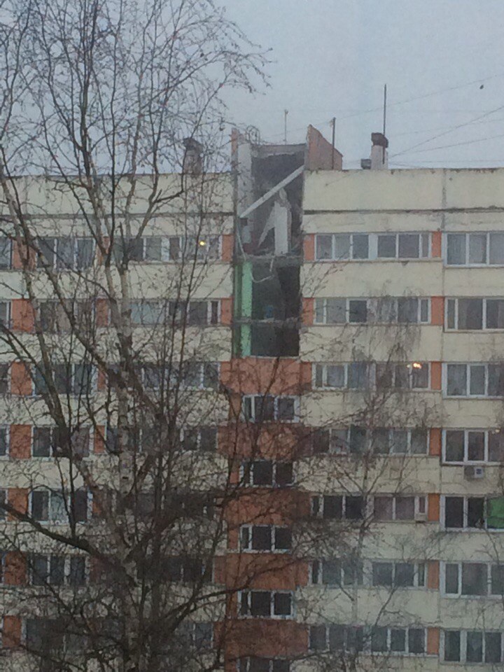 Взрыв в жилом доме Петербурга: людей эвакуируют. 