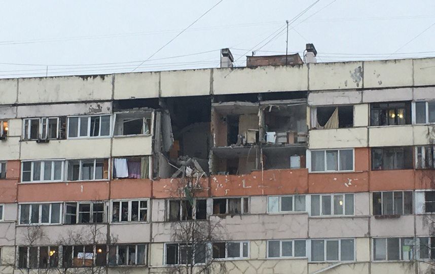 Взрыв в жилом доме Петербурга: людей эвакуируют. 