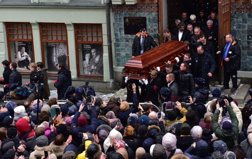 Гроб с телом Олега Табакова выносят из МХТ имени Чехова. Фото Василий Кузьмичёнок