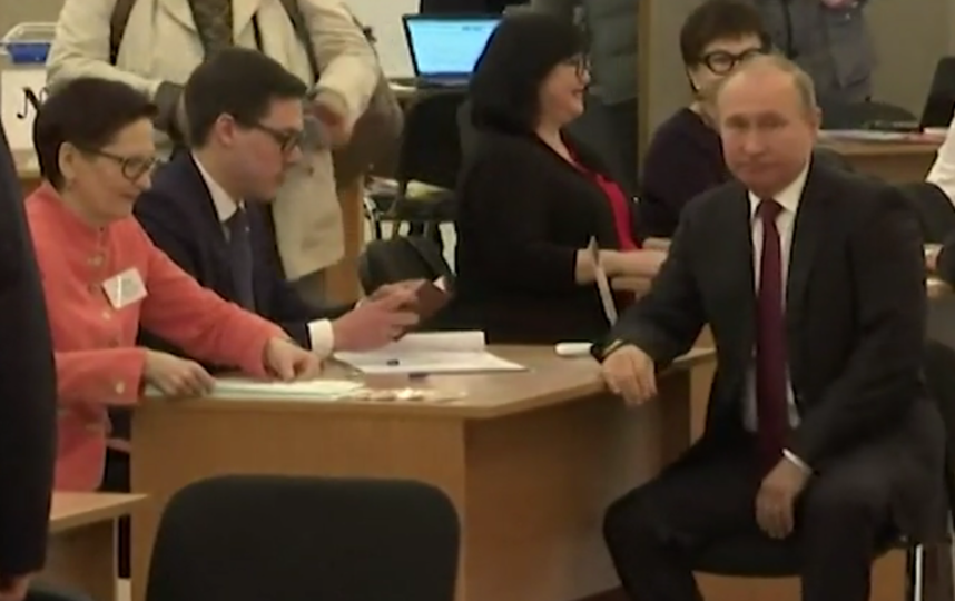 Владимир Путин проголосовал на вбыорах - 2018. Фото Скриншо видео Twitter