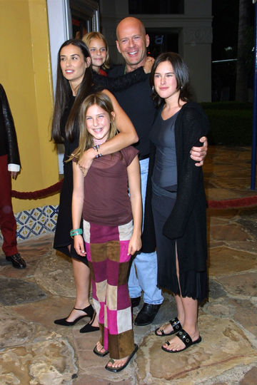 Брюс Уиллис с Деми Мур и дочерьми. Фото Getty