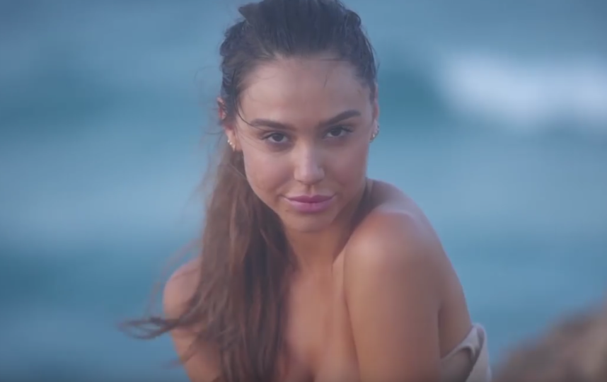 Сексуальная модель показала, как делаются эротические фотосессии: Видео. Metro