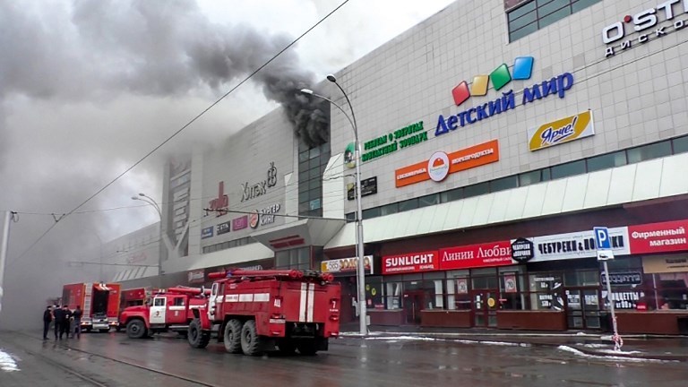 Пожар в ТЦ "Зимняя вишня" в Кемерово. Фото AFP