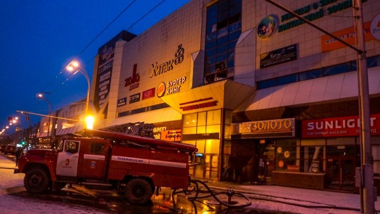 Пожар в ТЦ "Зимняя вишня" в Кемерово. Фото AFP